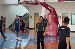 篮球比赛现场突发事故，裁判员紧急中止比赛